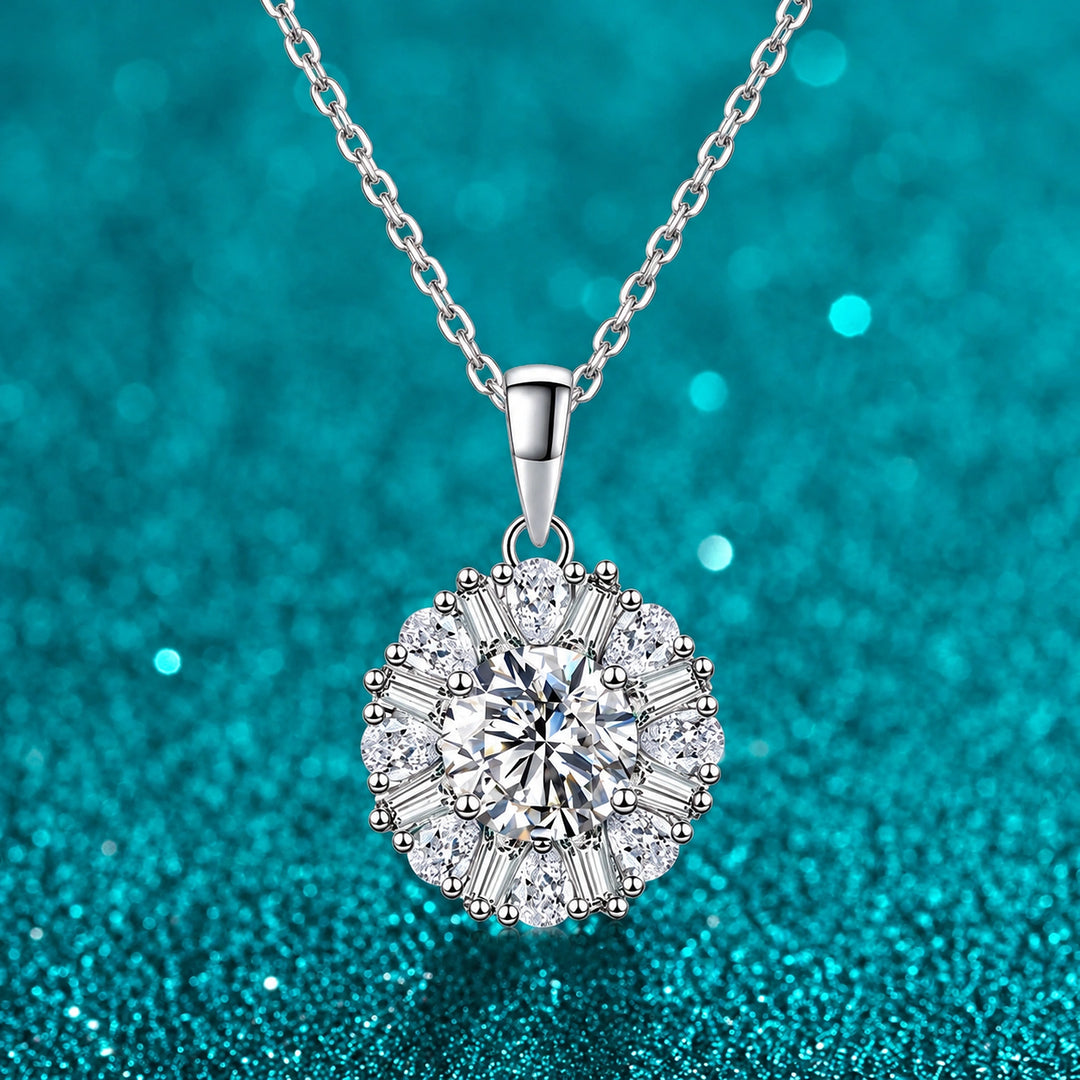 Colar Halo Baguete de Moissanite 1 ct em prata 925 sobre fundo verde com brilho