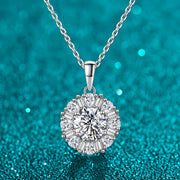 Colar Halo Baguete de Moissanite 1 ct em prata 925 sobre fundo verde com brilho