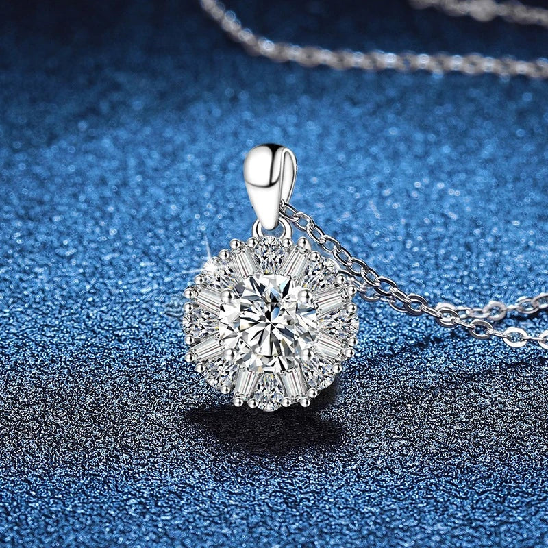 Detalhe das zircônias baguete em volta da moissanite