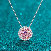 Colar Halo de Moissanite Colorida com Zircônias em prata 925 sobre fundo verde com brilho