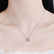 Colar halo de moissanite rosa usado no pescoço