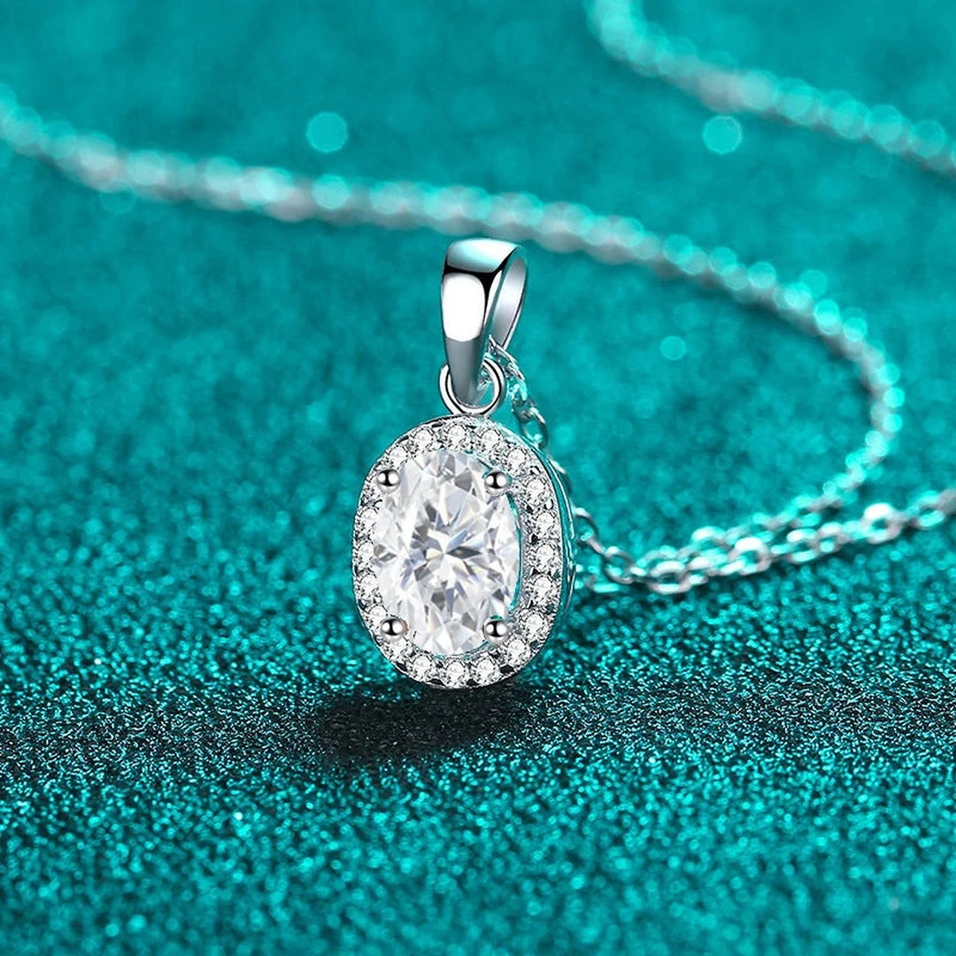 Colar halo oval de moissanite em fundo verde