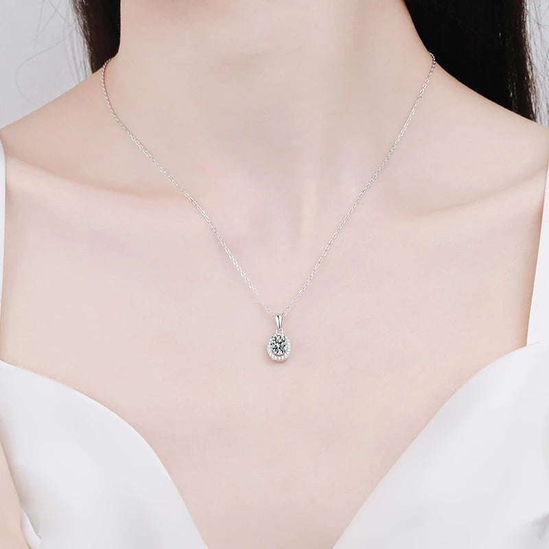 Colar halo oval de moissanite usado com blusa branca