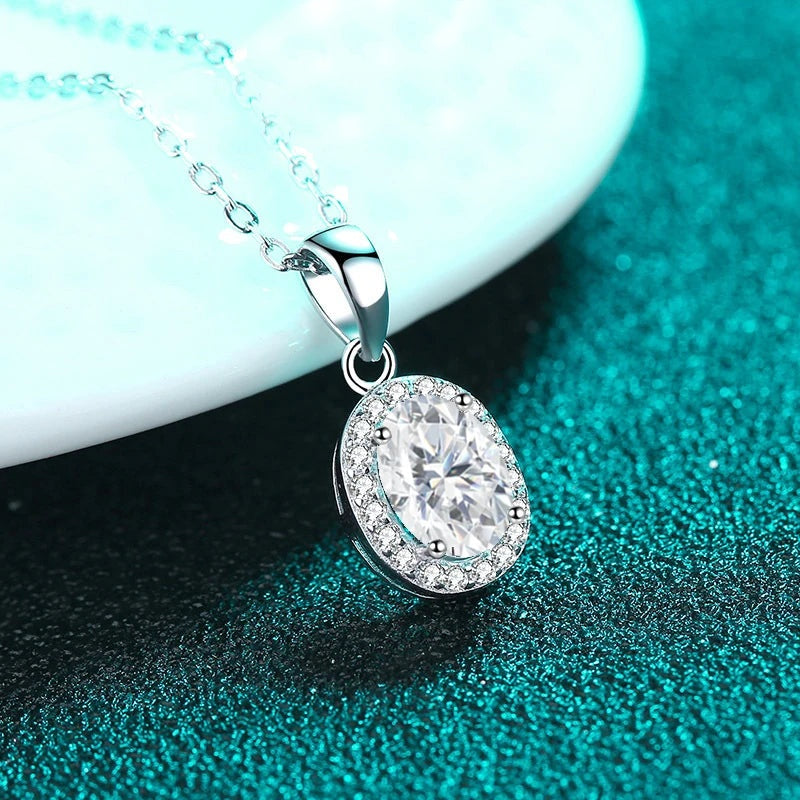 Colar halo oval de moissanite apoiado em prato branco