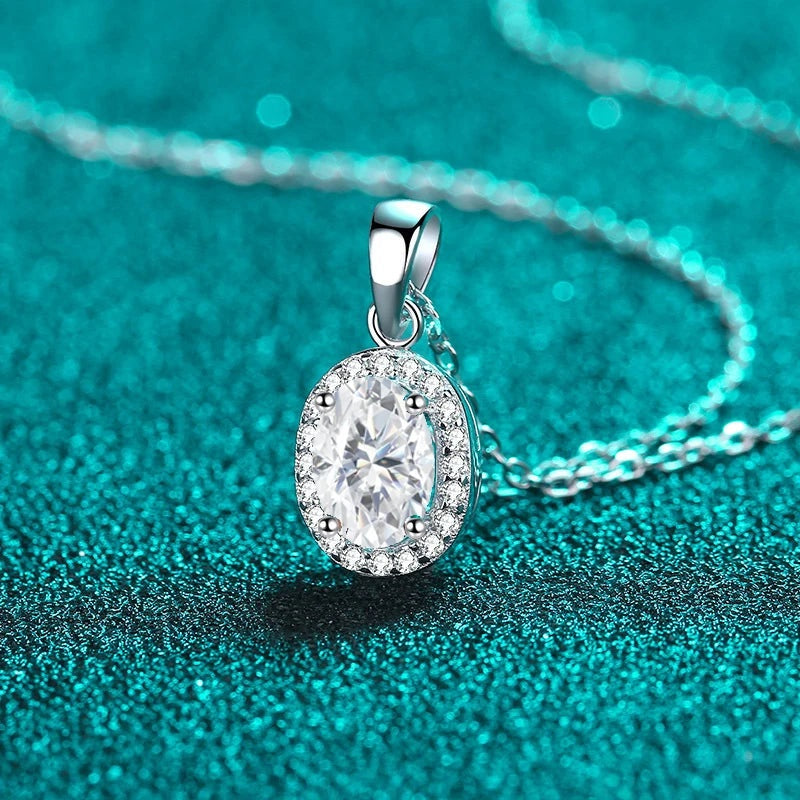 Detalhe das zircônias em volta da moissanite oval