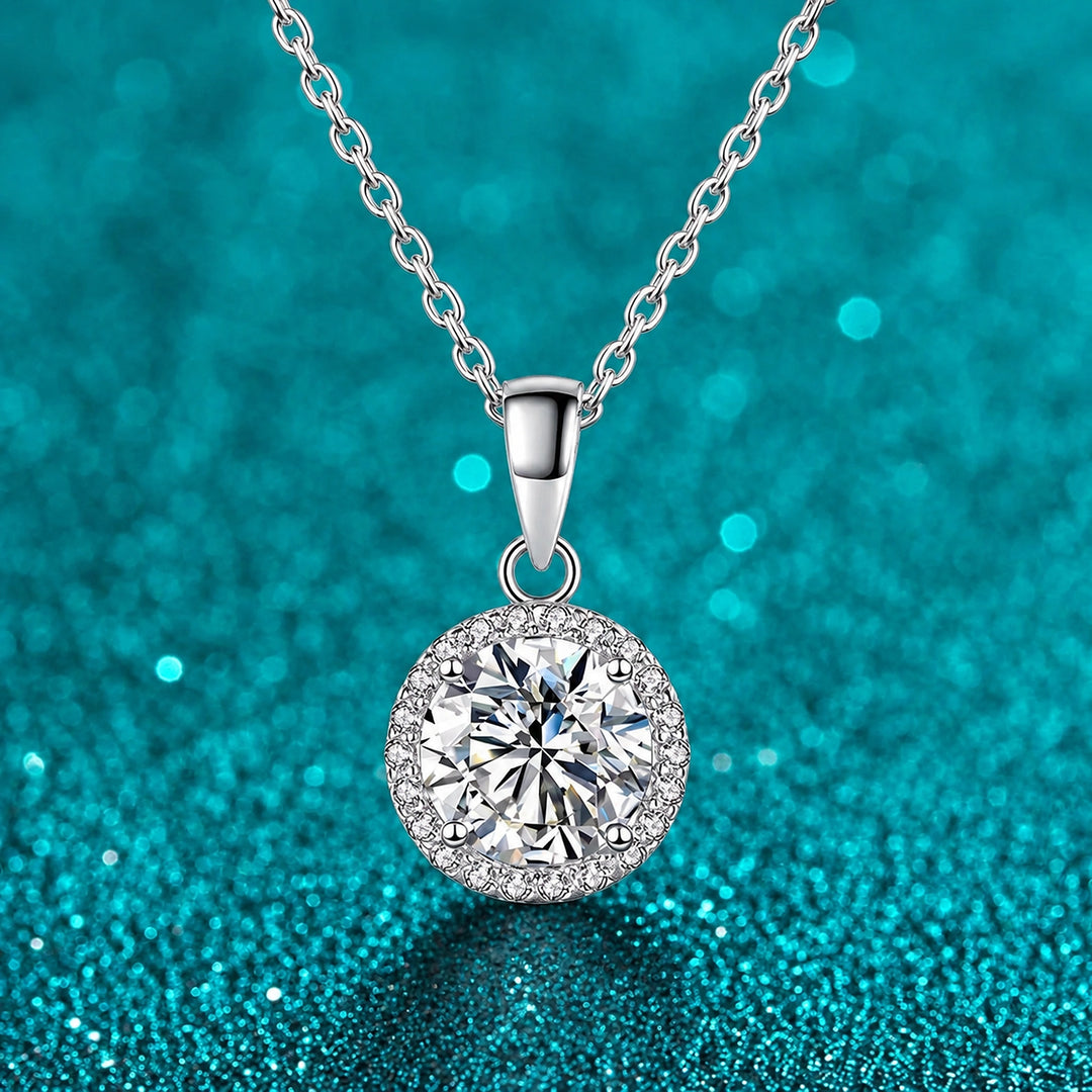 Colar Halo Redondo de Moissanite em prata 925 sobre fundo verde com brilho