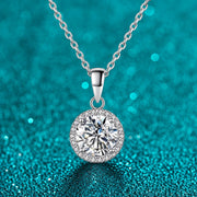 Colar Halo Redondo de Moissanite em prata 925 sobre fundo verde com brilho