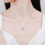 Colar halo redondo de moissanite usado com blusa branca