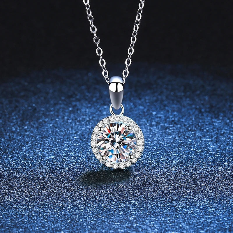 Colar halo redondo de moissanite em fundo azul