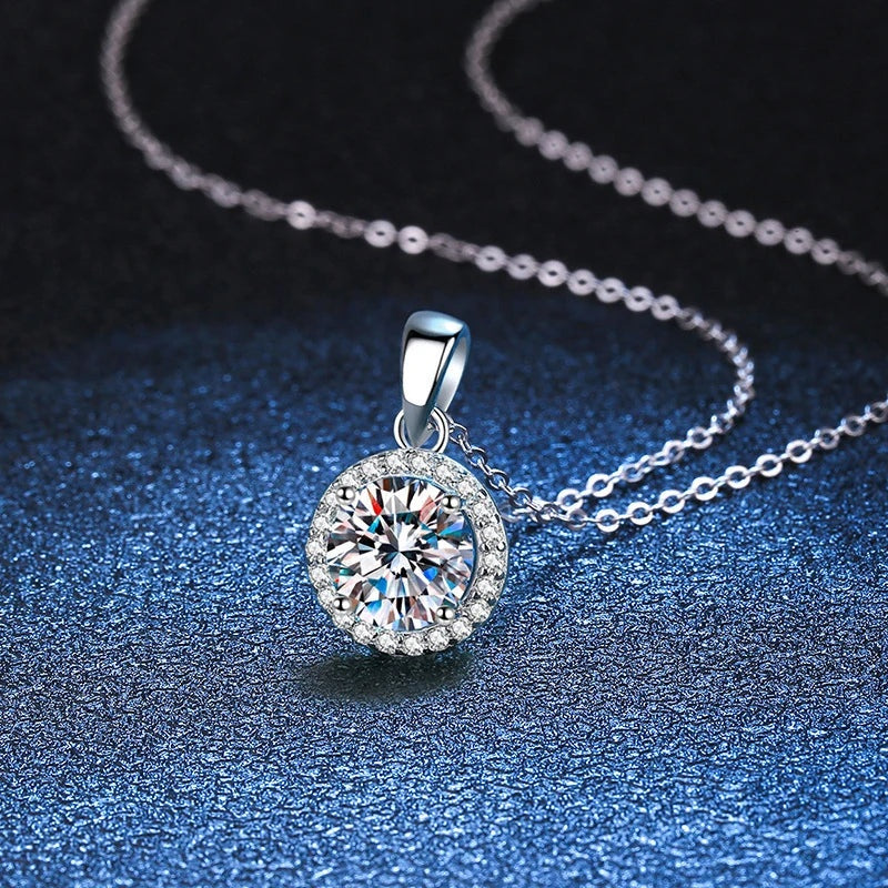 Pingente halo de moissanite com zircônias em volta