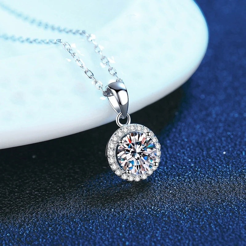 Colar halo redondo de moissanite apoiado em prato branco