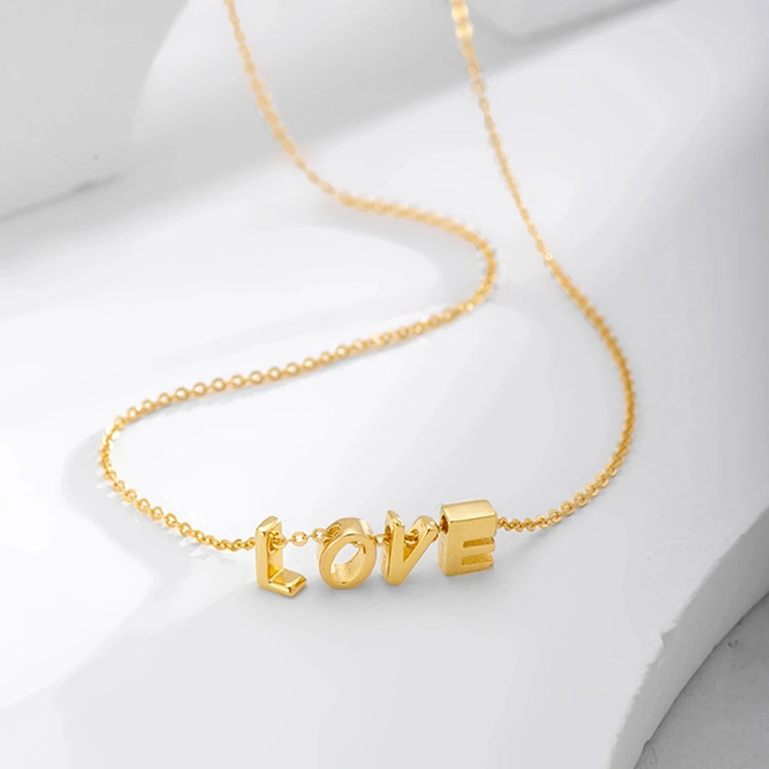 Colar com iniciais dourado com letras passantes formando LOVE