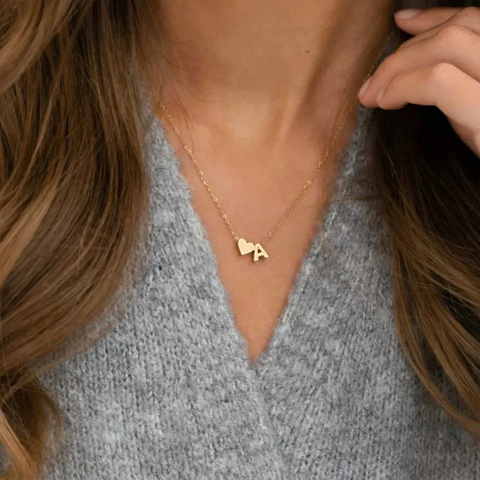 Colar com inicial A e coração dourado no pescoço