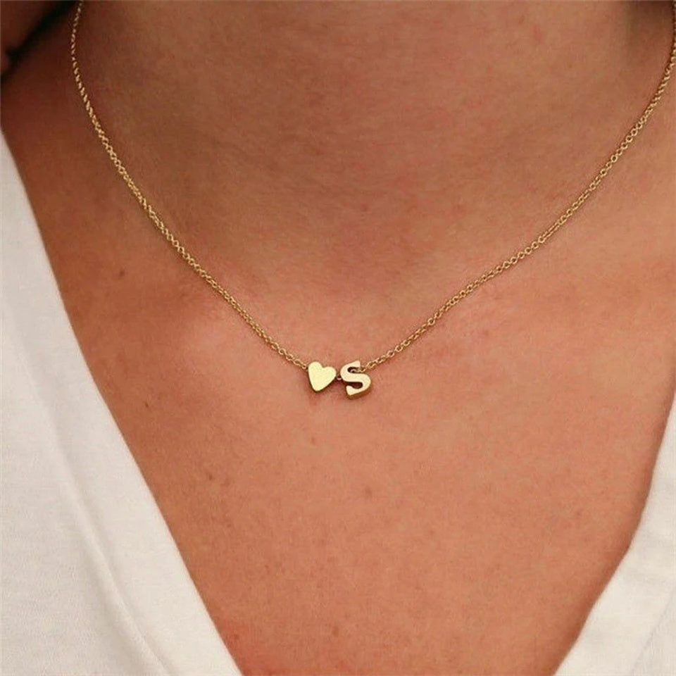 Colar de letrinhas dourado com coração e letra S