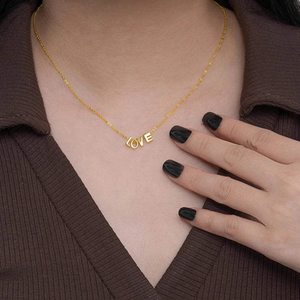 Colar com letras LOVE dourado no colo