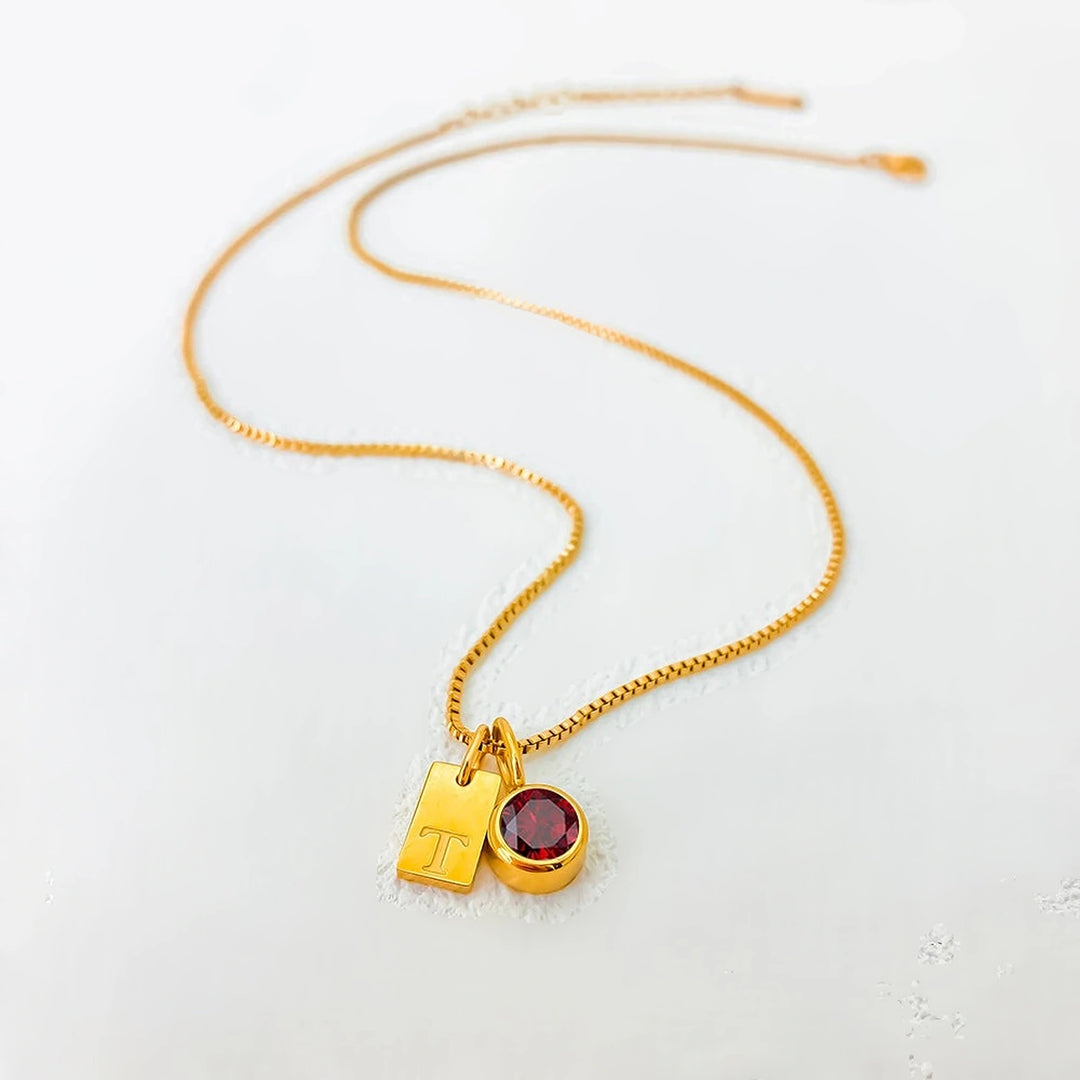 Colar com inicial em plaquinha e pedra do mês vermelha dourado
