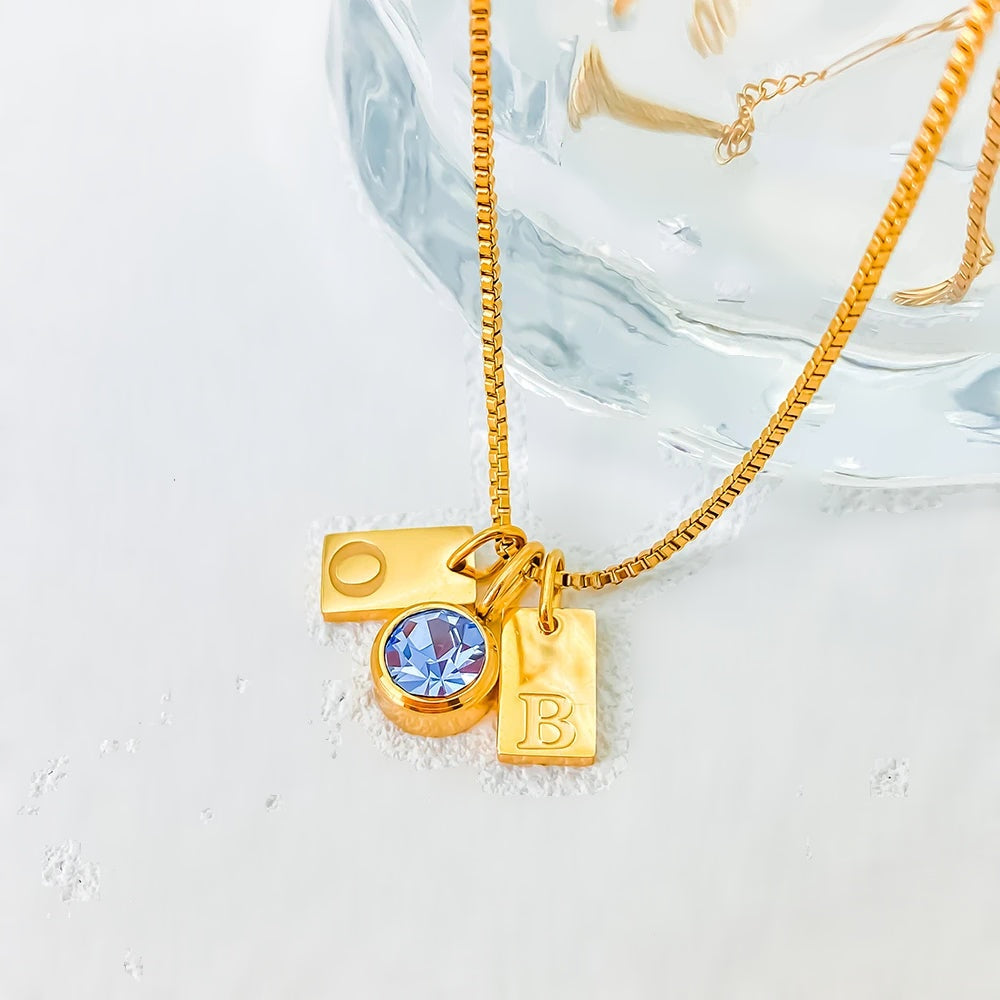 Colar com duas iniciais em plaquinhas e pedra azul dourado