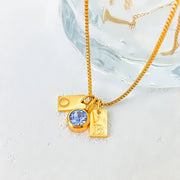 Colar com duas iniciais em plaquinhas e pedra azul dourado