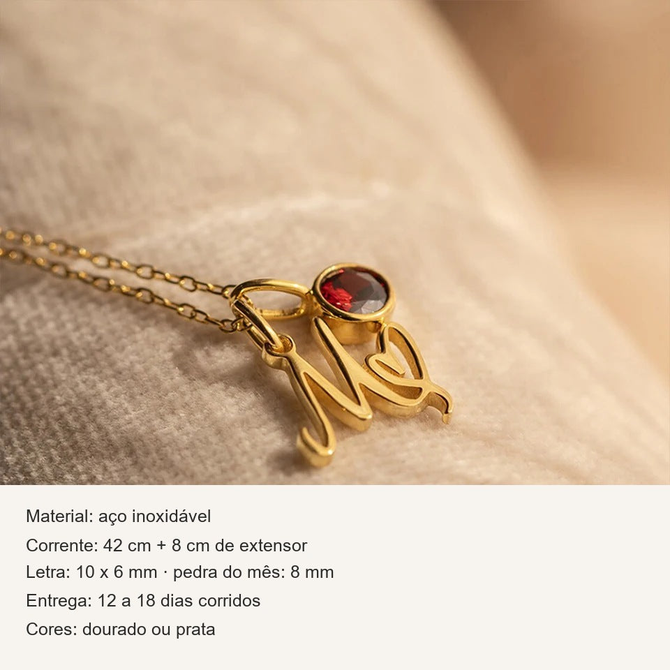 Medidas do colar com inicial cursiva: letra de 10 x 6 mm, pedra do mês de 8 mm, corrente de 42 cm + 8 cm