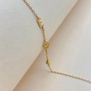 Colar com inicial E, flor vazada e pedra do mês verde dourado