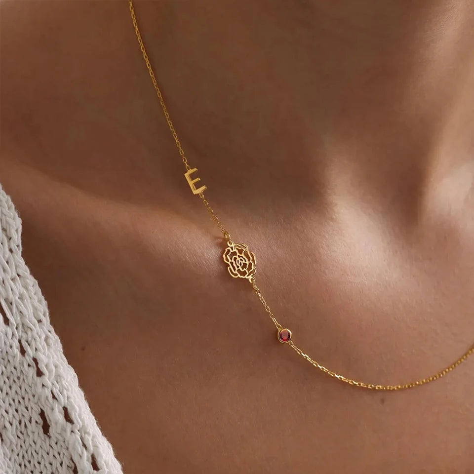 Colar com inicial, flor e pedra do mês usado no colo