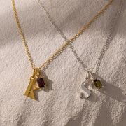 Colares com letra minúscula e pedra do mês dourado e prata