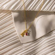 Colar com letra k minúscula dourado e pedra vermelha retangular