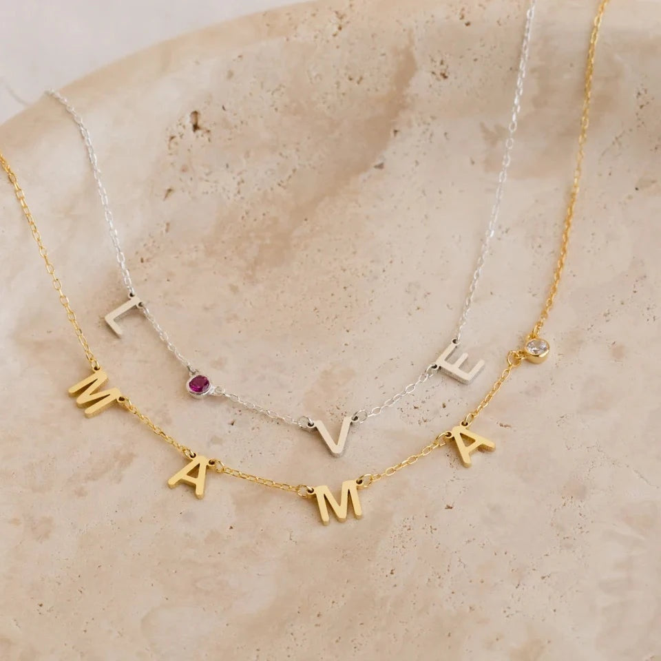 Colares MAMA dourado e LOVE prata com letras espaçadas e pedras