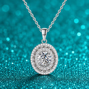 Colar Medalhão Oval Duplo Halo com Moissanite em prata 925 sobre fundo verde com brilho