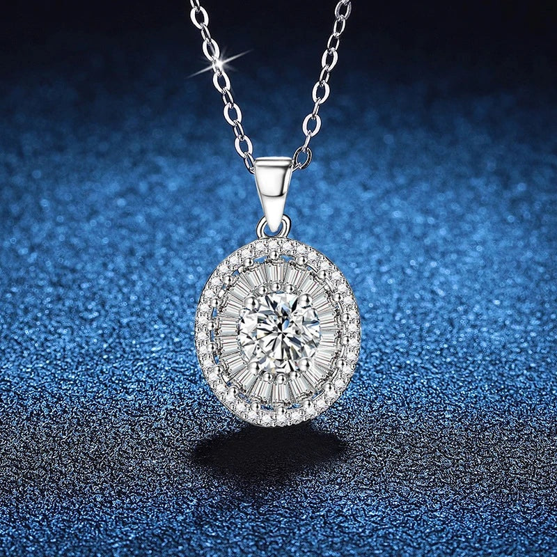 Colar medalhão oval de moissanite em fundo azul