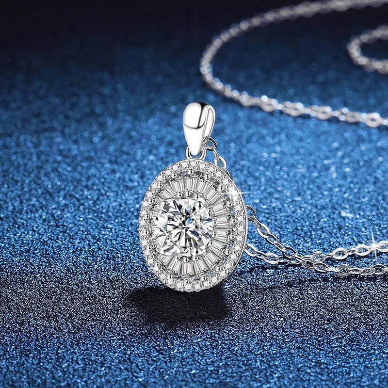 Colar medalhão oval em prata 925 apoiado de lado