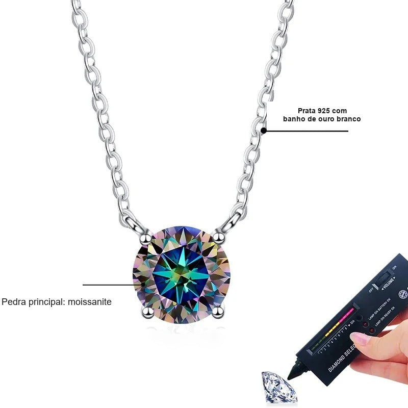 Colar de moissanite colorida presa na corrente: pedra principal e prata 925 com banho de ouro branco
