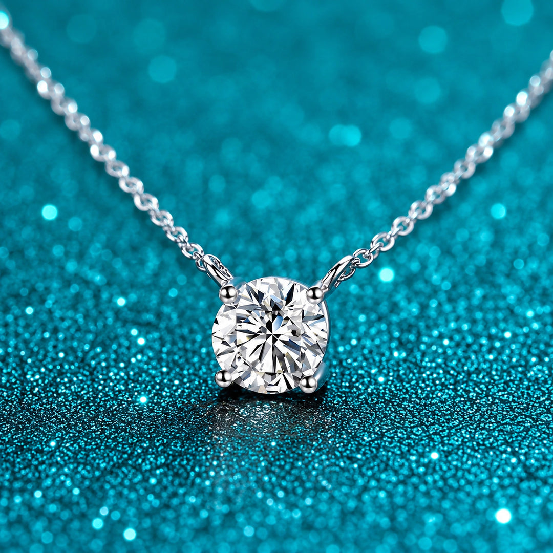 Colar Moissanite Colorida Presa na Corrente em prata 925 sobre fundo verde com brilho