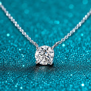 Colar Moissanite Colorida Presa na Corrente em prata 925 sobre fundo verde com brilho