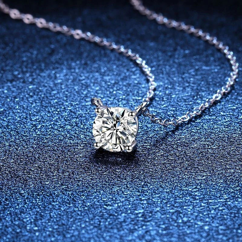 Colar moissanite branca presa na corrente em fundo azul