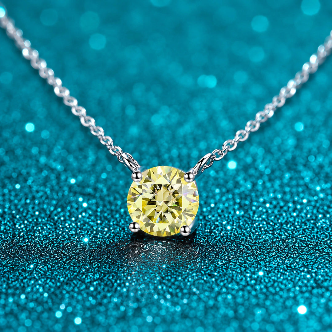 Colar Moissanite Colorida Presa na Corrente cor da pedra amarela em prata 925 sobre fundo verde