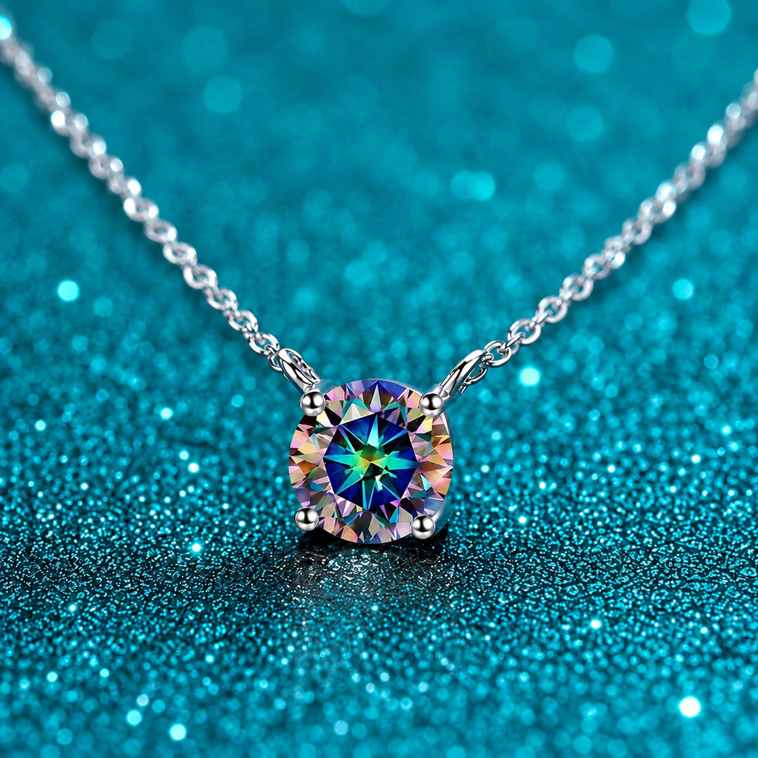 Colar Moissanite Colorida Presa na Corrente cor da pedra arco-íris em prata 925 sobre fundo verde