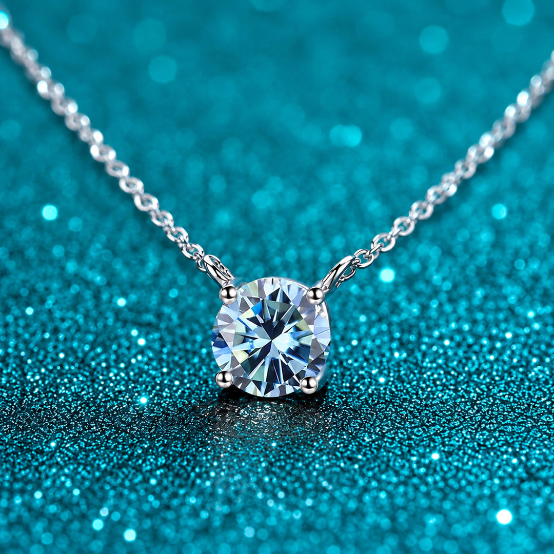 Colar Moissanite Colorida Presa na Corrente cor da pedra azul em prata 925 sobre fundo verde