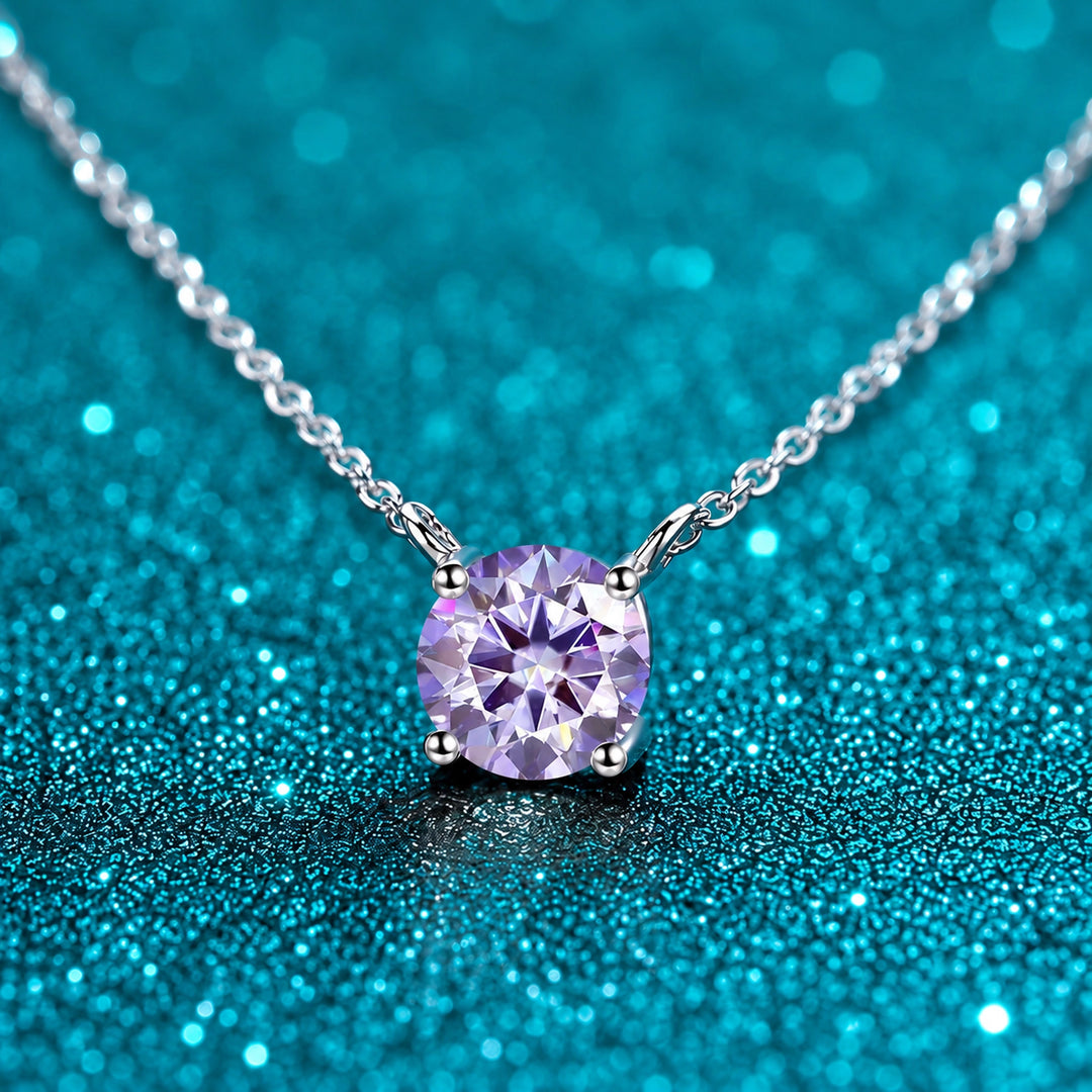 Colar Moissanite Colorida Presa na Corrente cor da pedra lilás em prata 925 sobre fundo verde