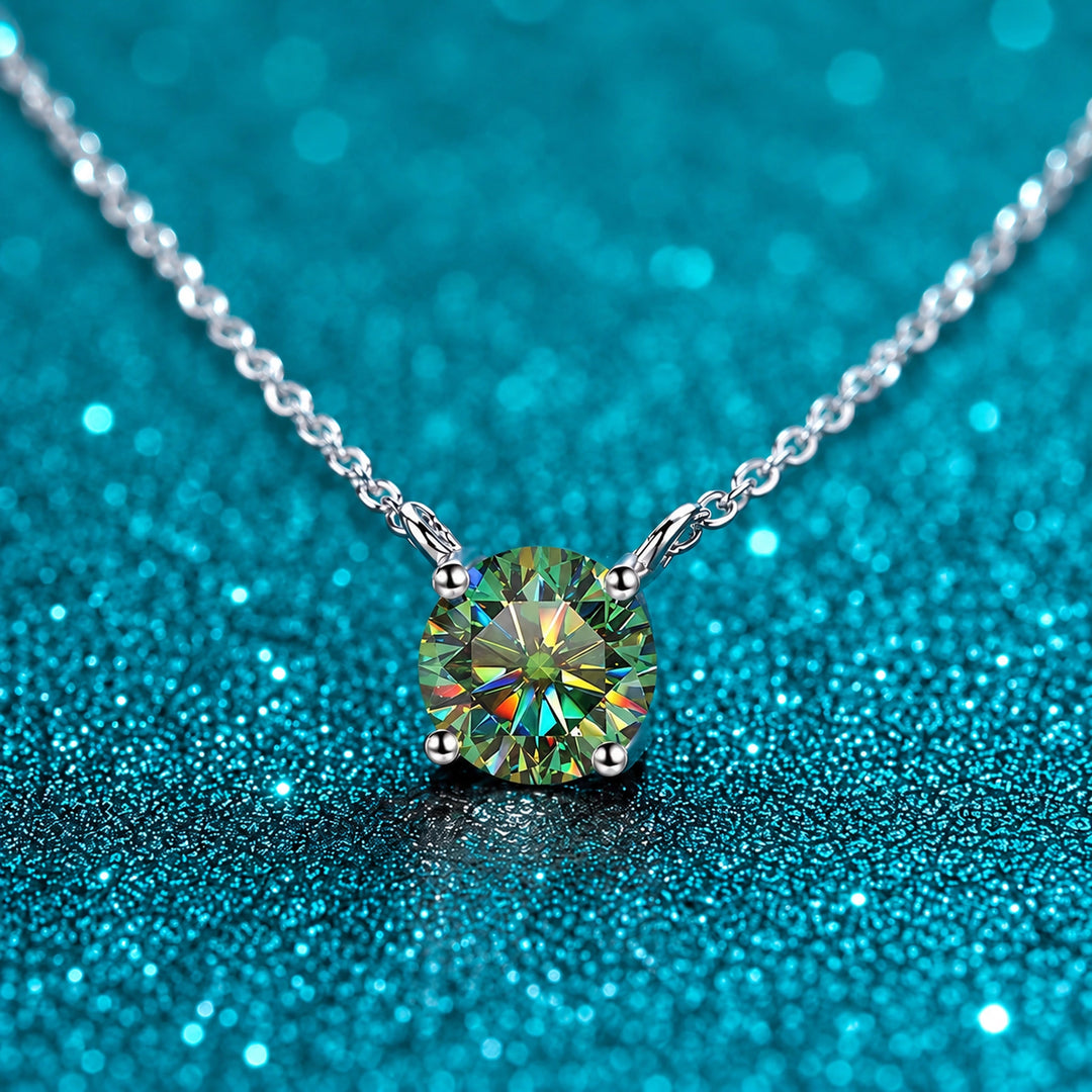 Colar Moissanite Colorida Presa na Corrente cor da pedra verde em prata 925 sobre fundo verde