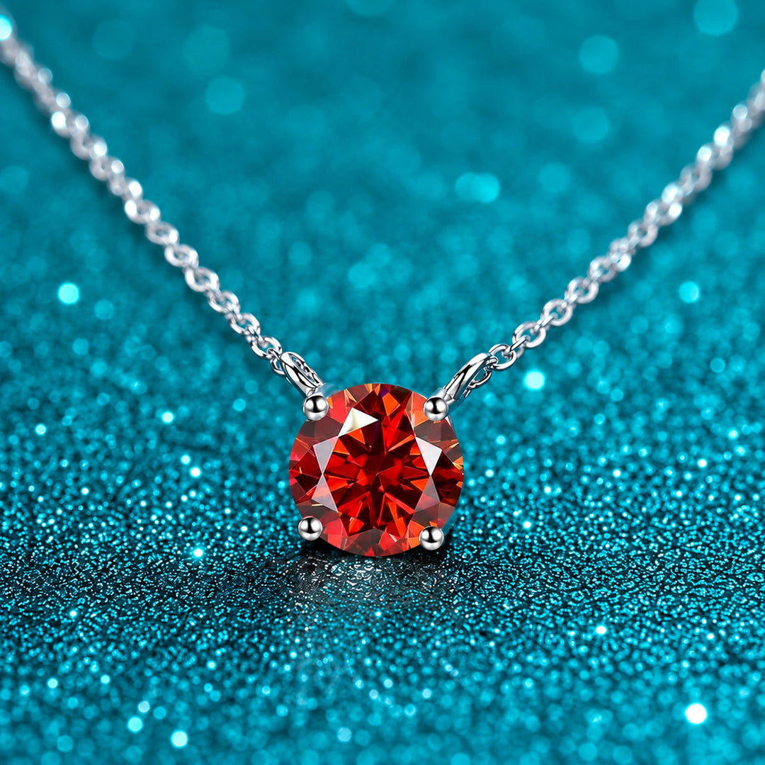 Colar Moissanite Colorida Presa na Corrente cor da pedra vermelha em prata 925 sobre fundo verde