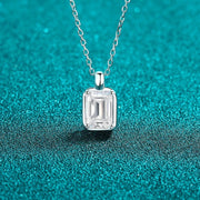Colar moissanite retangular esmeralda sobre fundo azul