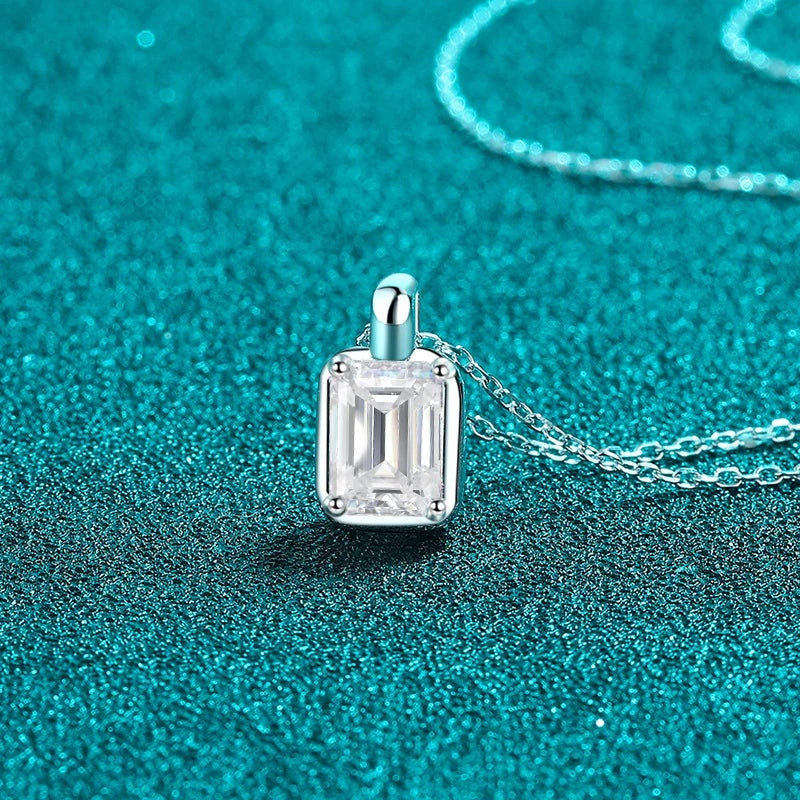 Detalhe lateral do colar de moissanite retangular em prata 925
