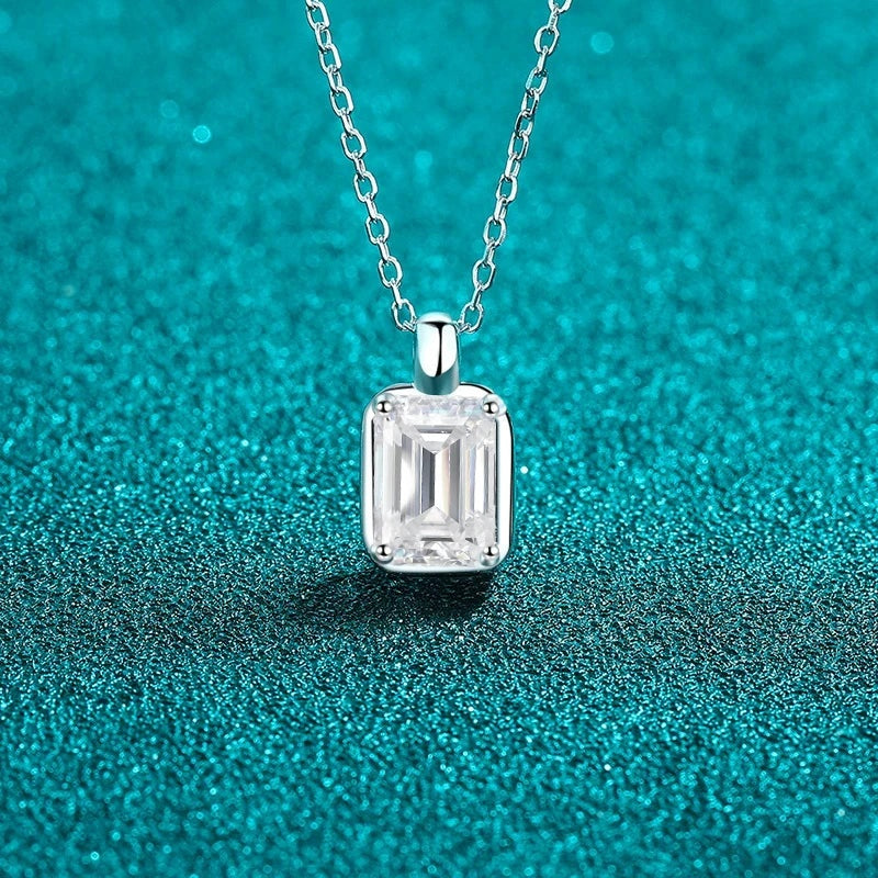 Pingente de moissanite retangular com aro liso de prata