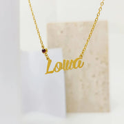 Colar com nome cursivo dourado e pedra do mês roxa presa ao nome