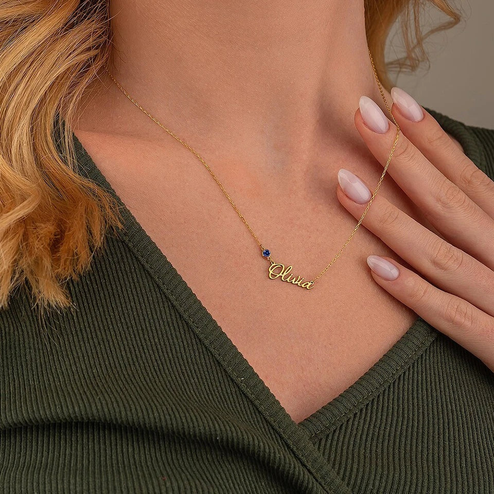 Colar com nome Olivia e pedra azul usado com blusa verde