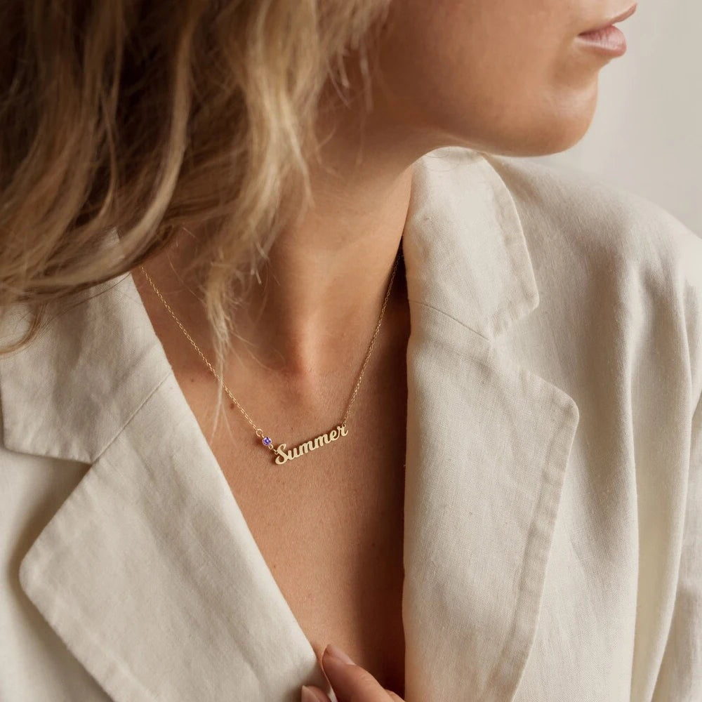 Colar com nome Summer e pedra do mês usado com blazer