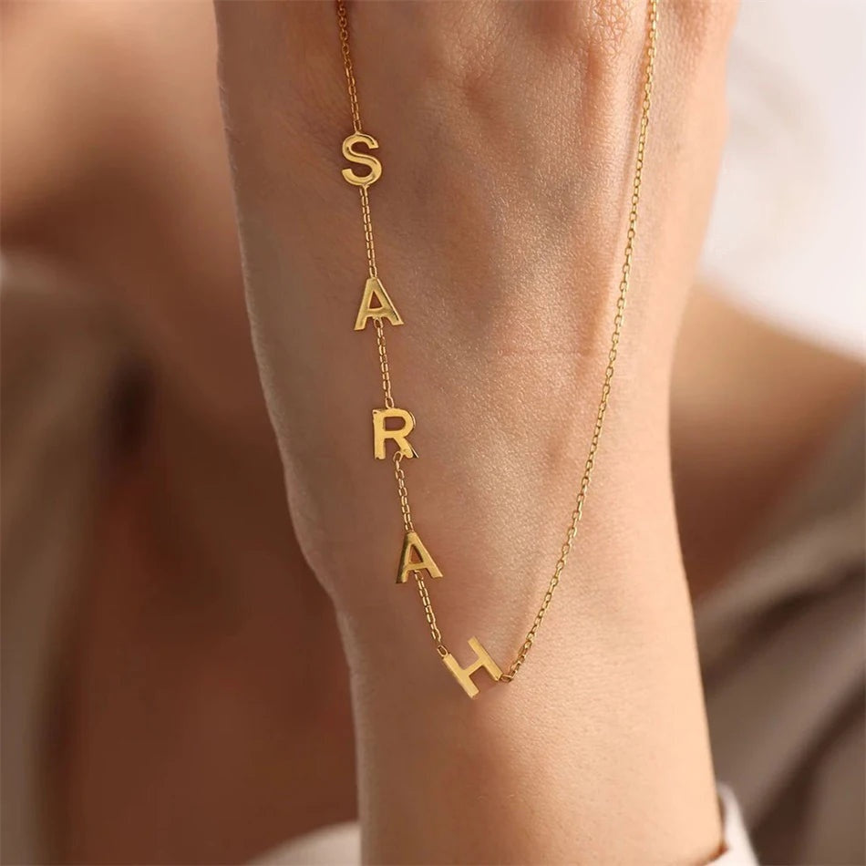 Colar com nome em letras laterais sobre a mão
