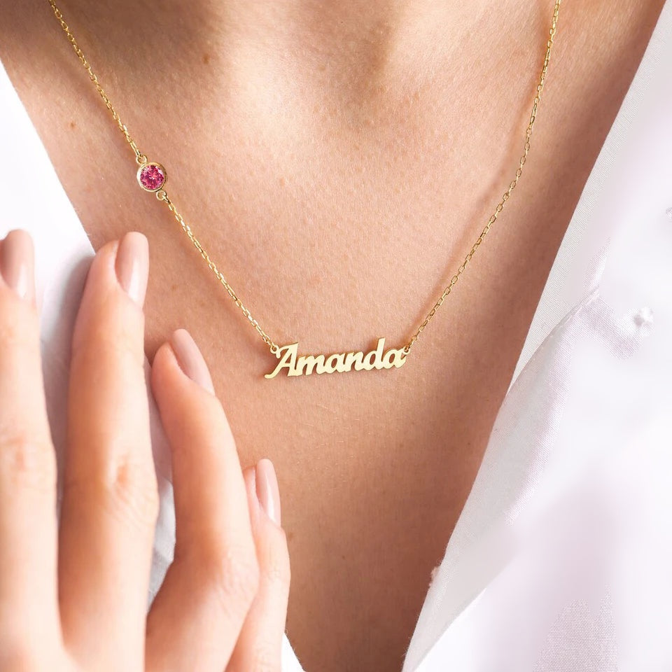 Colar com nome Amanda e pedra rosa usado no pescoço