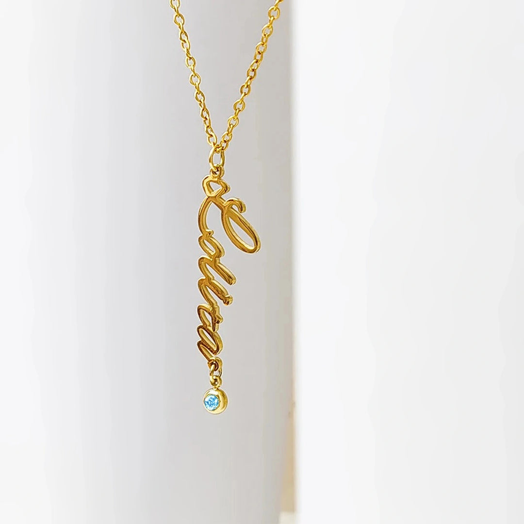 Colar com nome vertical dourado e pedra do mês azul na ponta